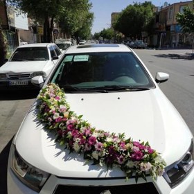 تصویر ماشین عروس دنا تزیین با گل های طبیعی 4994 