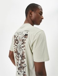 تصویر آستین کوتاه تیشرت یقه خدمه چاپ شده پشت 