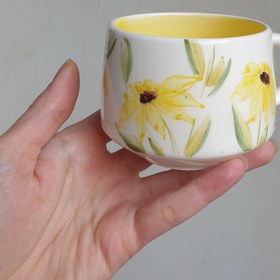 تصویر فنجون سرامیکی دستساز طرح گل زرد Handmade ceramic cup Yellow flower design