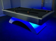 تصویر میز بیلیارد ۸ فوت هایکلاس با نورپردازی آبی 