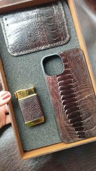 تصویر ست جاکارتی قاب آیفون 13و فندک سنگی چرم خاص ساق شتر مرغ کد124 Jakarta set of iPhone 13 case and special ostrich leg leather stone lighter code 124