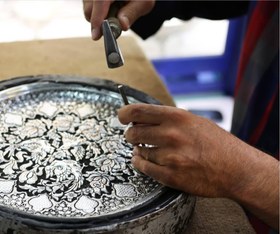 تصویر قلم زنی روی مجمع مسی 