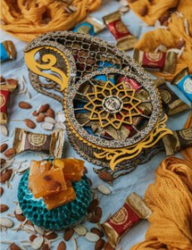 تصویر حلوا مسقطی لار در جعبه چوبی طرح بته جقه 