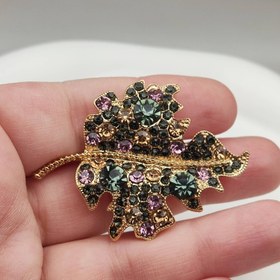 تصویر گل سینه مدل برگ با نگین سبز 