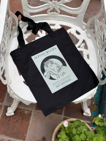 تصویر توت بگ دختر لمیده 