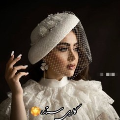 تصویر کلاه مجلسی زنانه مدل آیدا – سبک فرانسوی با گیپور اعلا و ریسه گل‌های برجسته 