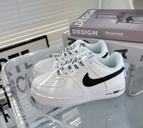 تصویر کتونی بچه گانه نایک ایرفورس۱ سفید تیک مشکی Nike Air Force 1 