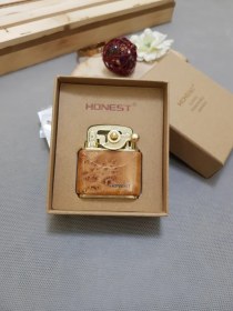 تصویر فندک چوبی بنزینی هانست(wooden lighter honest) 