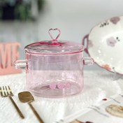 تصویر قابلمه پیرکس ۱.۳ لیتری با درب قلبی صورتی 