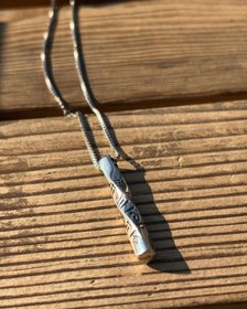 تصویر گردنبند پیچ با حکاکی میخی 