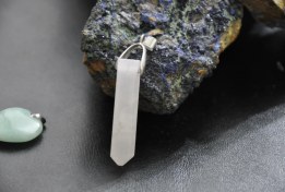 تصویر آویز سنگ رزکوارتز صورتی منشوری 