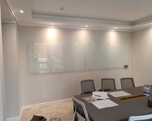 تصویر تخته وایت برد شیشه ای سایز ۱۵۰ در ۹۰ 