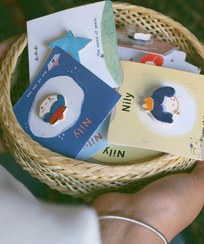 تصویر مگنت/ سنجاق سینه‌های نیلی 