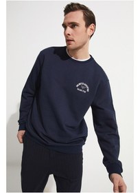 تصویر سویشرت نخی آستین بلند مردانه با طرح، رنگ سرمه‌ای برند june June Men Printed Crew Neck Sweatshirt Navy