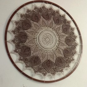 تصویر دیوارکوب قلاب بافی گرد ماندالا استریا تابلوی قلاب بافی