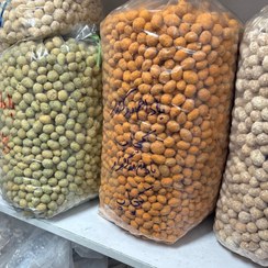 تصویر بادام زمینی روکش دار تازه هم‌راه سلامتی مونولیزا 