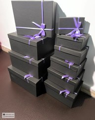 تصویر جعبه هدیه مشکی با ربان بنفش سایز مختلف 