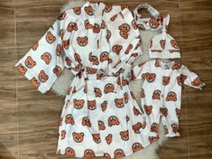 تصویر ست نوزادی ساتن سایز ۰ تا ۳ ماه با بابوش و کلاه 