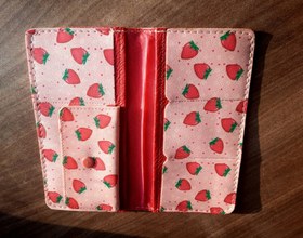 تصویر کیف پول دخترانه طرح فانتزی دو رنگ توت فرنگی چرم مصنوعی Girls' wallet, two-tone strawberry fantasy design, synthetic leather