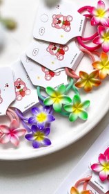 تصویر کش مو مدل گل پلومریا - نارنجی 