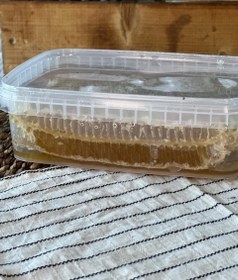 تصویر عسل با موم 