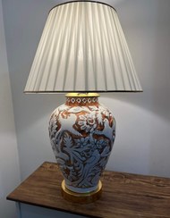 تصویر آباژور سرامیکی رومیزی طرح برجسته گل و مرغ رنگ قهوه ای عنابی 