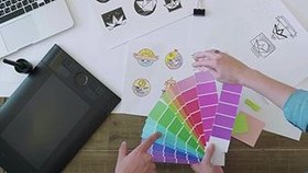 تصویر دانلود فوتیج طراحان رنگ هایی را برای یک لوگو انتخاب می کنند Designers Choosing Colors For A Logo 