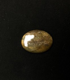 تصویر نگین سنگ لابرادوریت تراش بیضی با پدیده لابرادورنسی بنفش و طلایی Labradorite