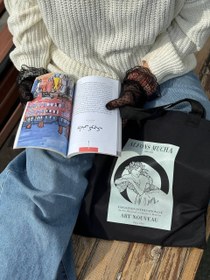 تصویر توت بگ دختر لمیده 