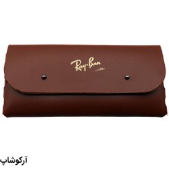 تصویر کیف عینک برند ریبن Ray-Ban شکل مستطیلی، از جنس چرم و رنگ قهوه ای تیره مدل 992812 