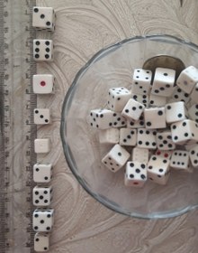 تصویر تاس تمام استخوان از شتر در ابعاد مختلف بستگی به سن شتر از 5 میل تا 11 میلی متر بدون رنگ و رزین Camel bone dice