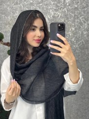 تصویر شال زنانه مشکی دور لمه 