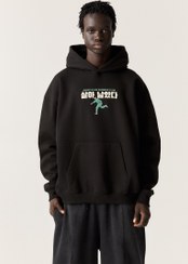 تصویر سویشرت هودی با جزئیات بازی مرکب برند PullAndBear Squid Game detaylı kapüşonlu sweatshirt