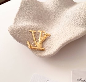 تصویر سنجاق سینه طلایی 