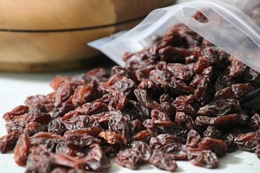 تصویر مویز انگور شاهرودی 500 گرمی گوشتی دانه و هسته دار شسته شده و صادراتی 500 grams of Shahroudi grape raisins, seeded, washed and in stock