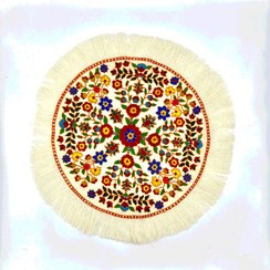 تصویر رومیزی پته دوزی گرد رنگ سفید مدل بهار ۴۵ سانتی 