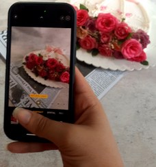 تصویر کیک وانیلی دسته گل روز مادر با خامه شکلاتی zarcakeee