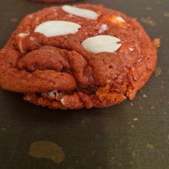 تصویر کوکی خانگی ردولوت با مغزیی کرم پنیری..و شکلات.5 عددی Redvelvet cookie