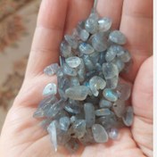 تصویر مهره سنگ لابرادوریت چیپسی سوراخ دار دفرمه راف تراش نخورده با تلالوئی بی نظیر قیمت برای یک گرم 