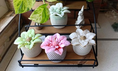 تصویر شمع خاص گل کوکب با گلدان طرح لوزی شمع تزئینی روی میز