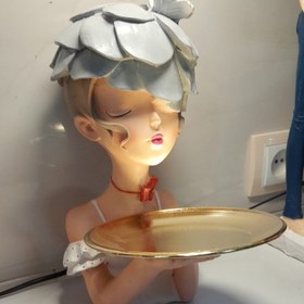 تصویر مجسمه دختر سینی بدست 