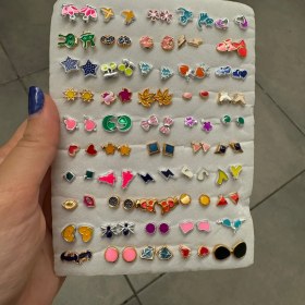 تصویر گوشواره میخی رنگی 