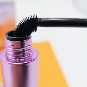 تصویر ریمل پوکه یاسی بلند کننده و ضدآب برند ویدی Lifting and waterproof lilac pumice mascara of Vidy brand