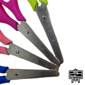 تصویر قیچی سانتی متر دار 