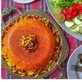 تصویر غذای خانگی ته چین مرغ زعفرانی و بادمجان با برنج ایرانی 