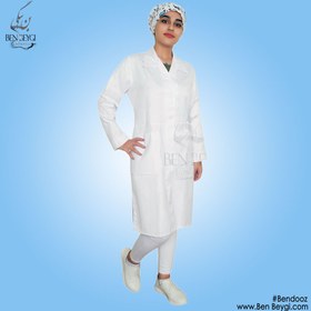 تصویر روپوش پزشکی و پرستاری سفید زنانه پارچه کجراه یقه مردانه مدل جلو دکمه دار کد ba-17358 