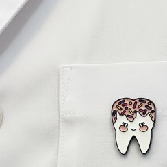 تصویر سنجاق سینه دندان دونات بامزه 