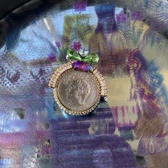 تصویر گل سینه 20 ریالی (سبز و بنفش) 