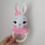 تصویر جغجغه بافتنی عروسکی ( خرگوش سفید و صورتی) 
