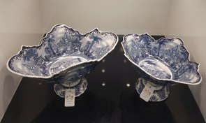 تصویر آجیل خوری مدل کشکول پایه دار در دو سایز متوسط و بزرگ.آکسفورد آبی - کشکول بزرگ ابی سایز بزرگ 5/120000 BAWARIA